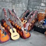 Violão, cornetas, surdao, pandeiro,vários itens musicais. Favor chamar aqui.
