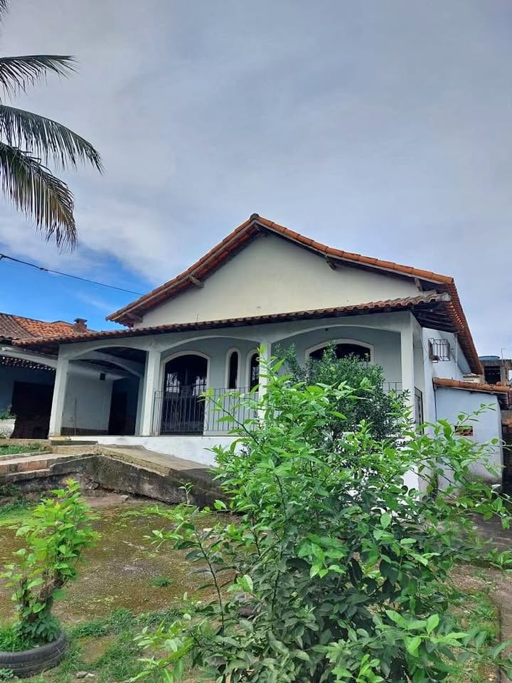 Alugo casa com suíte