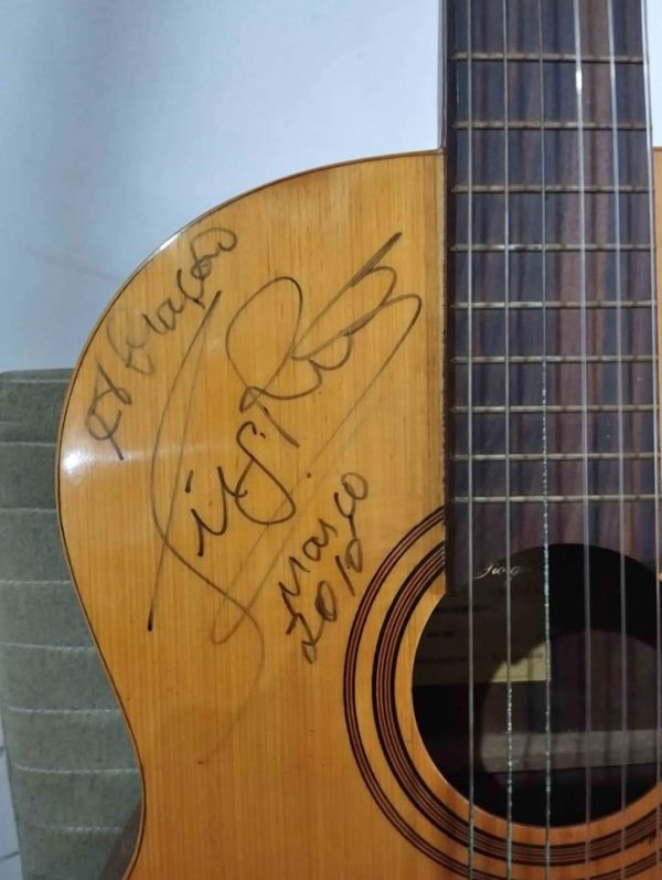 Violão Di Giorgio para colecionador.