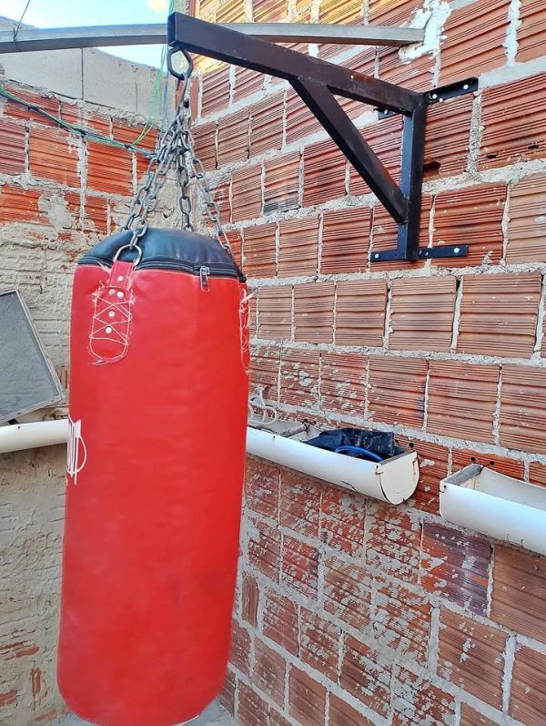 Saco de pancada com o suporte