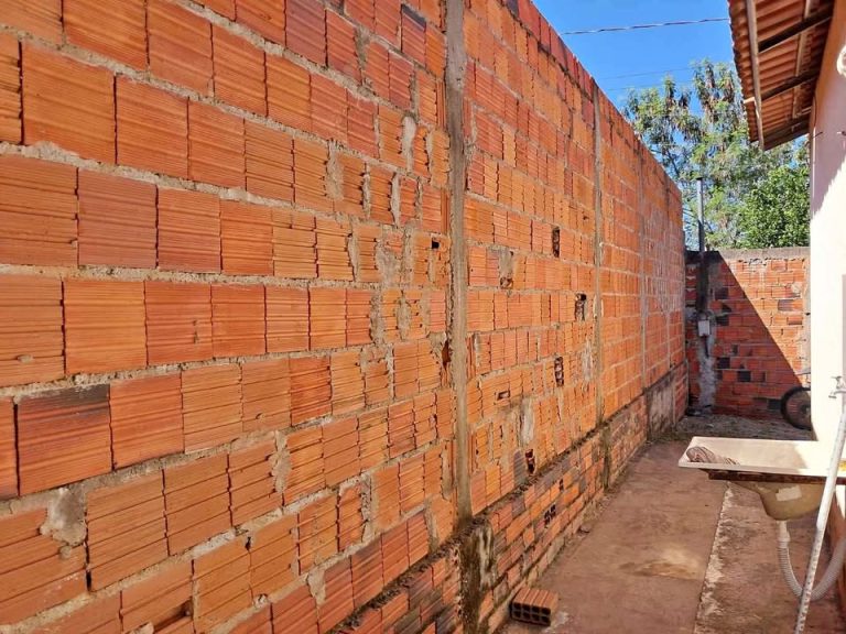 Procura-se homem para trabalhar de ajudante
