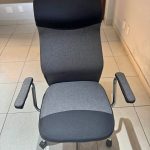Cadeira giratória no tecido linho