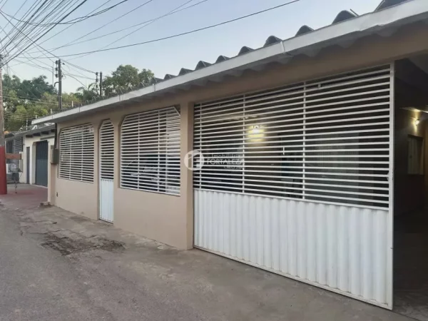 Casa com 3 Quartos e 2 banheiros à Venda, 178 m² por R$ 390.000