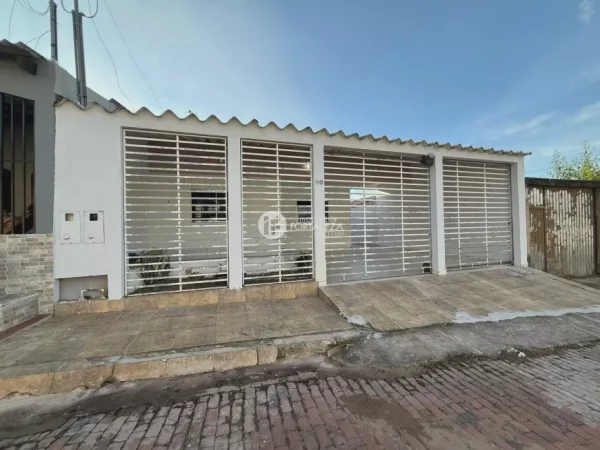Casa com 3 Quartos e 3 banheiros à Venda, 250 m² por R$ 350.000
