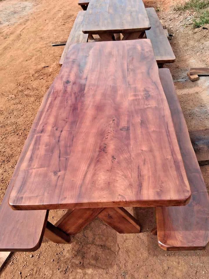 Mesa com bancos 2×0.80