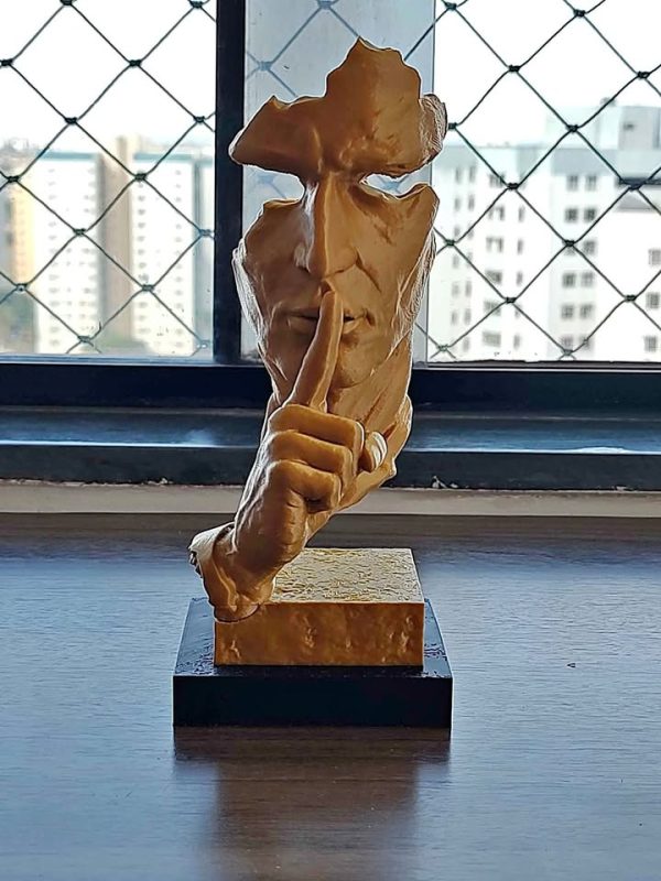 Escultura 3D "Silêncio Vale Ouro"