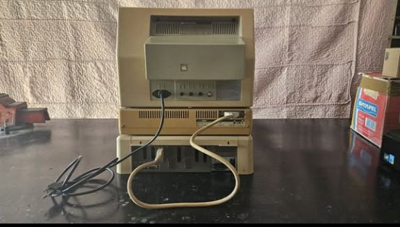 Apple IIe Original 1983 + Apple Monitor II + DuoDisk - Raro!!! - Imagem 2