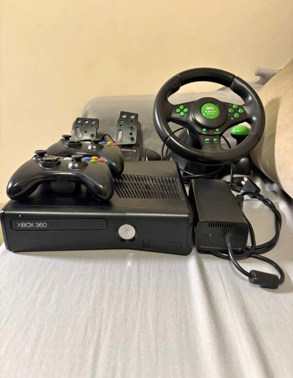 Xbox 360 + kinect + volante + 200 jogos + 2 controles